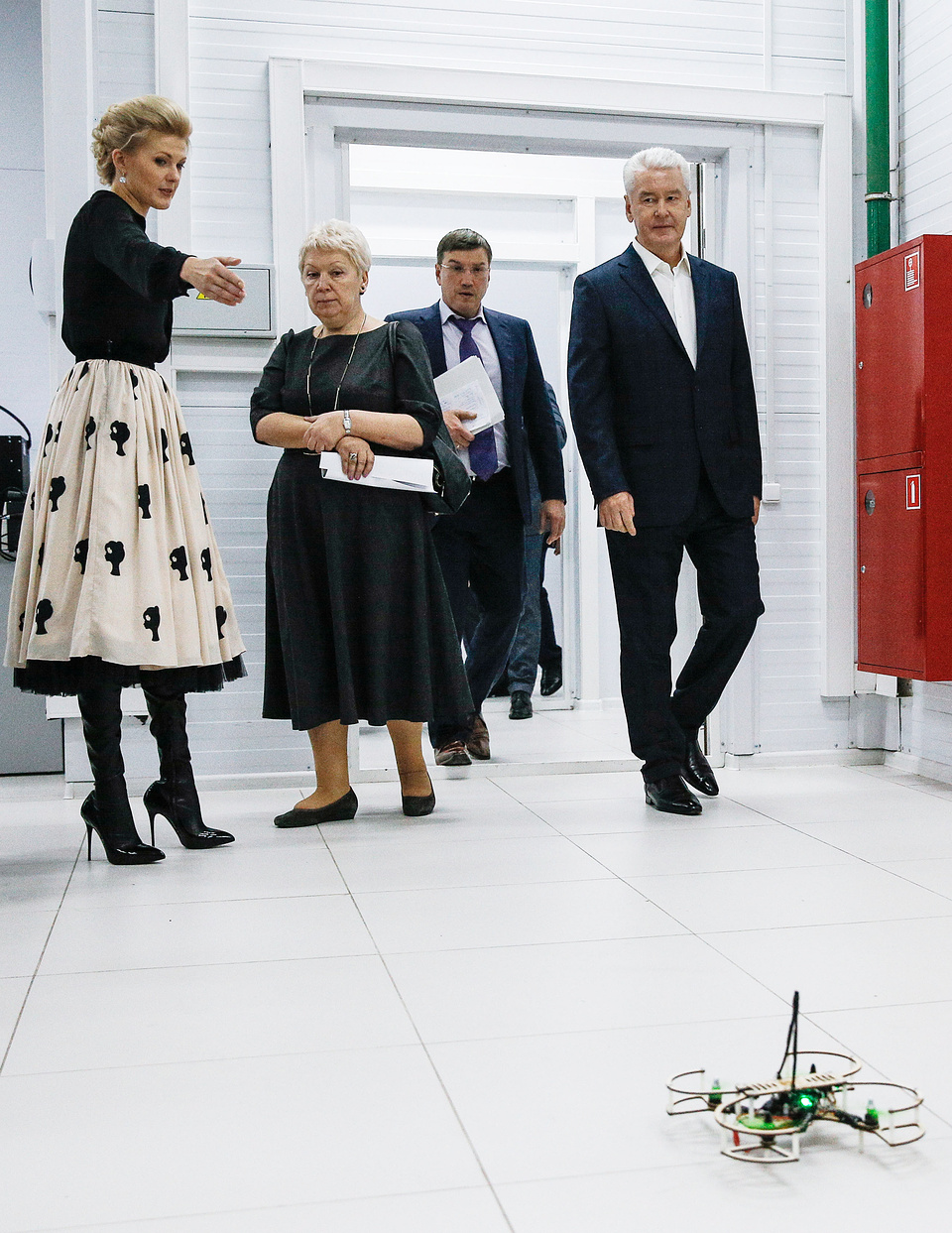 С лидером инициативы "Новая модель системы дополнительного образования детей" Мариной Раковой, руководителем Департамента науки, промышленной политики и предпринимательства города Москвы Олегом Бочаровым и мэром Москвы Сергем Собяниным в детском технопарке "Кванториум, 2016 год Александр Щербак/ТАСС